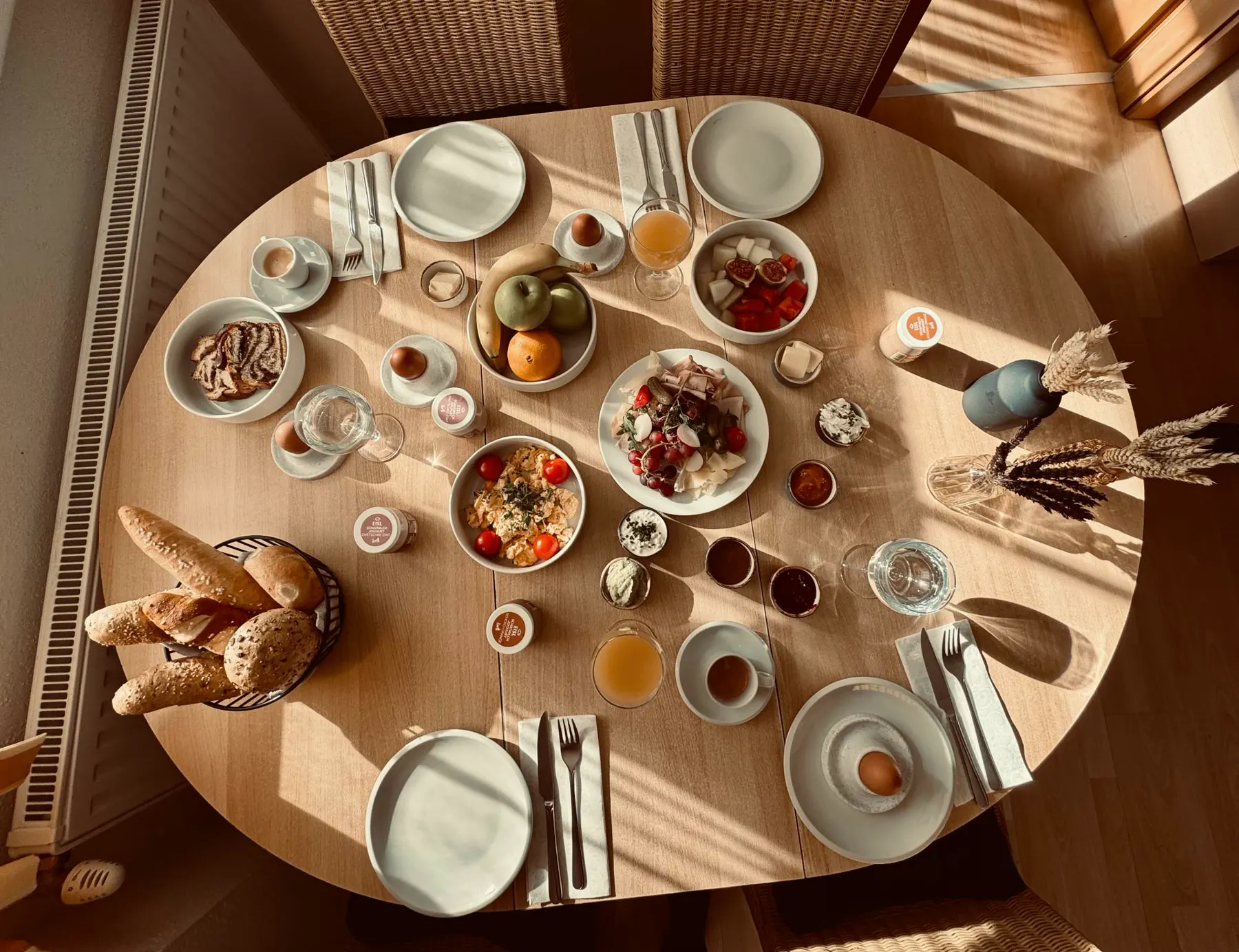 Frühstück am runden Tisch