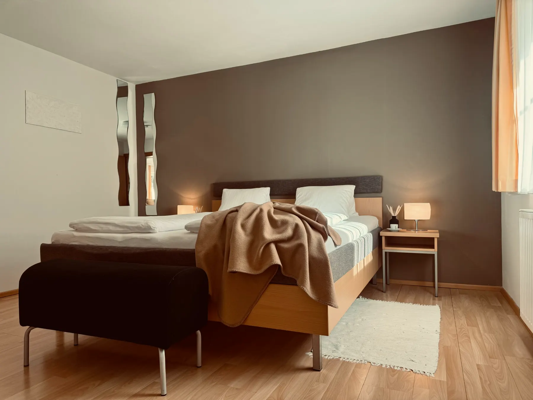 Schlafzimmer mit Akzentwand