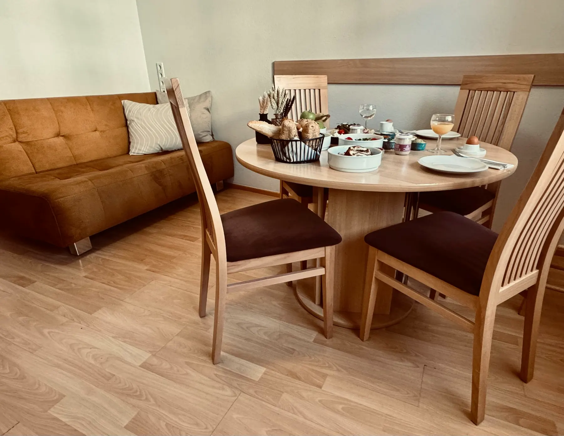 Esstisch und Sofa