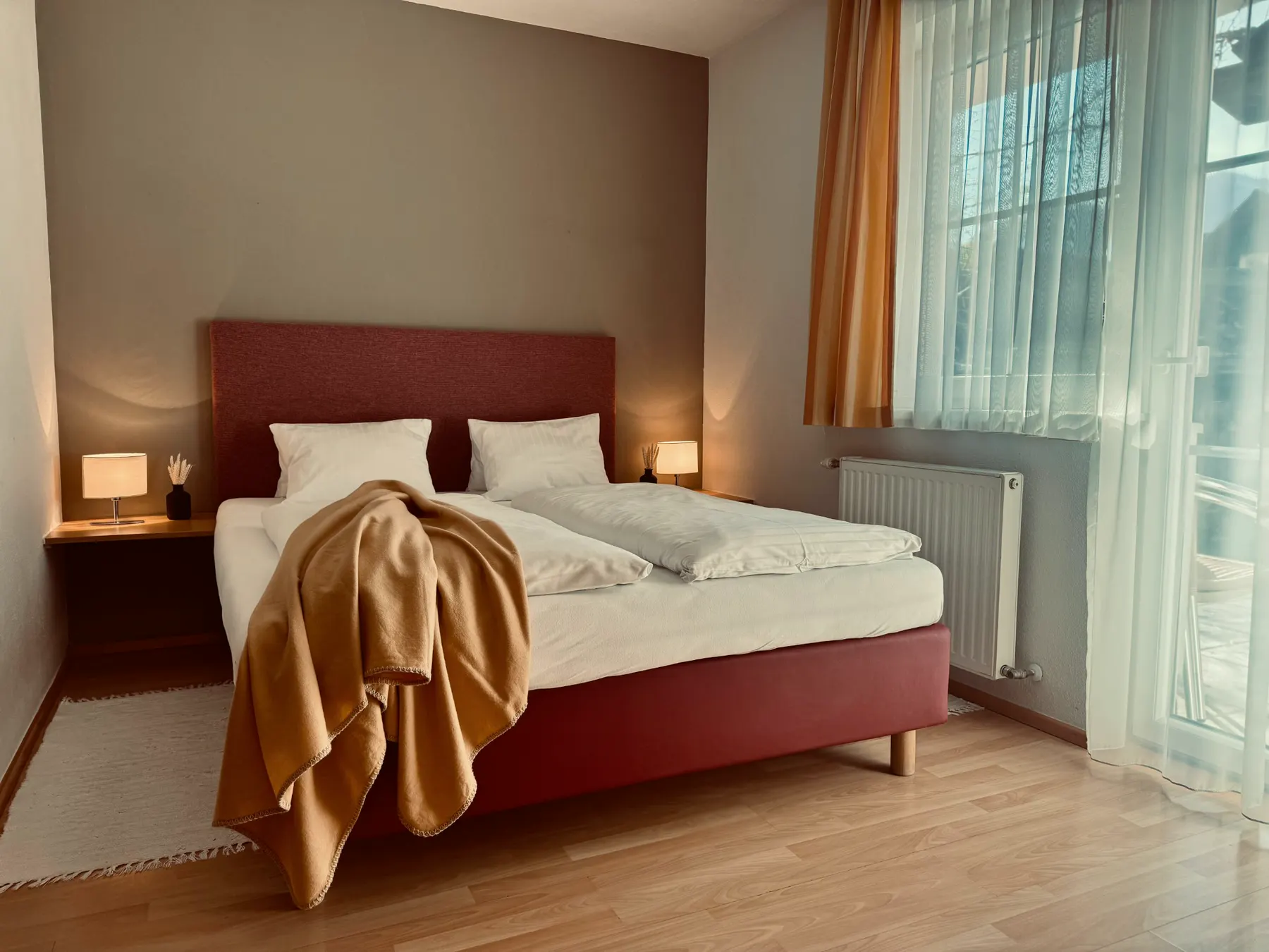 Doppelbett mit Blick zur Balkontür