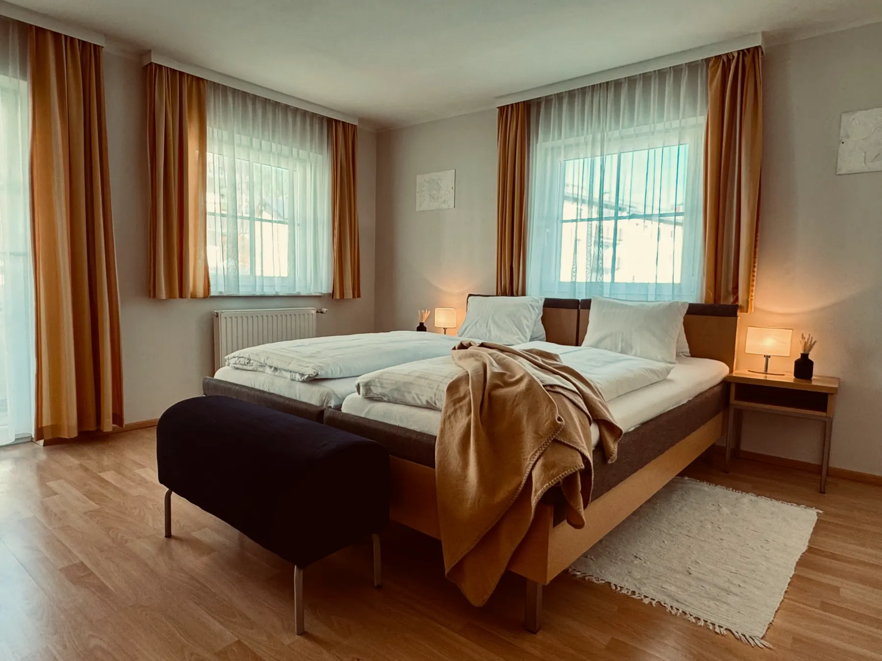 Helles Schlafzimmer mit zwei Fenstern