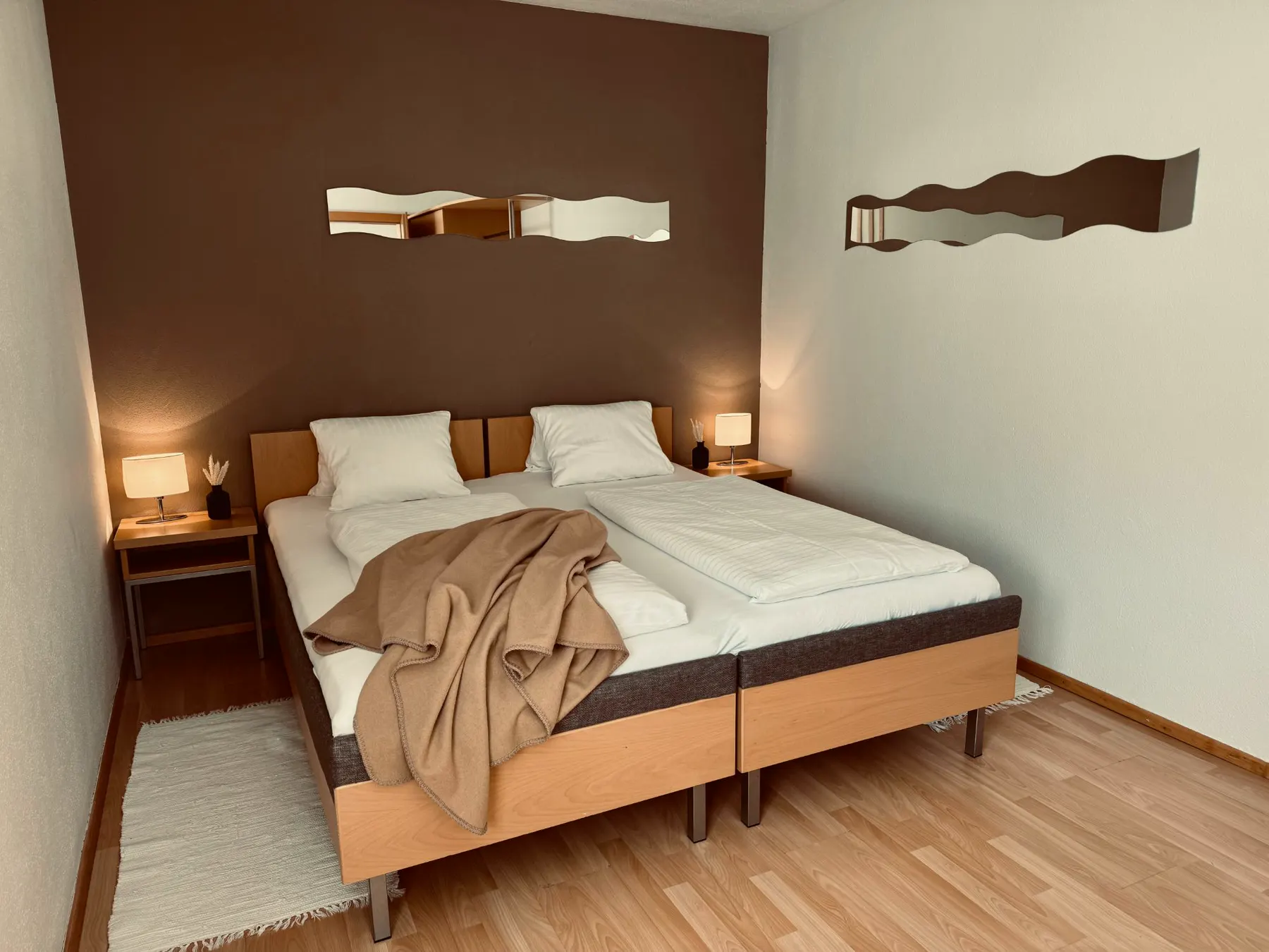Doppelbett mit Nachttischlampen