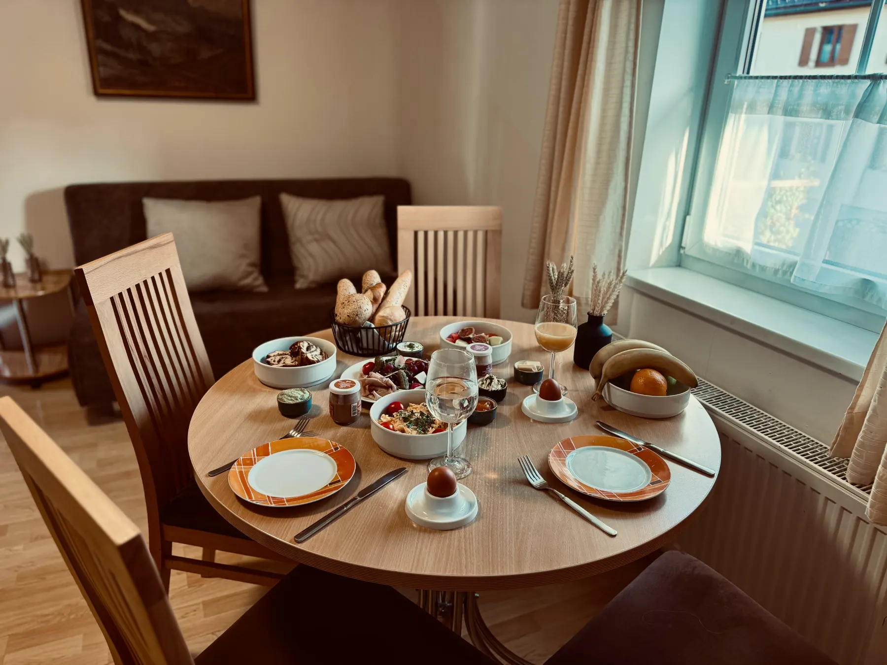 Gedeckter Tisch am Fenster