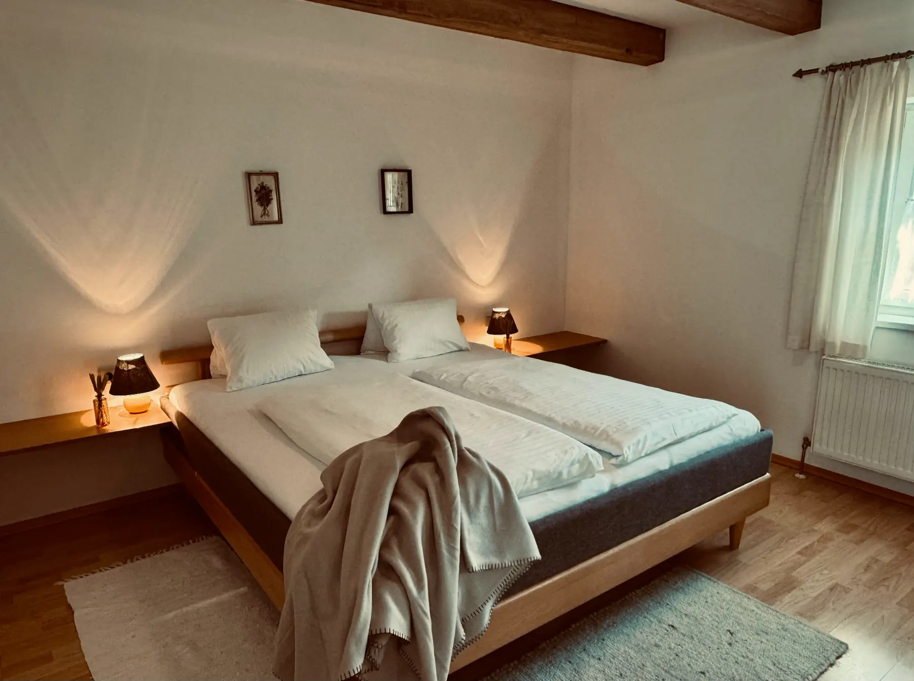 Schlafzimmer unter Holzbalken