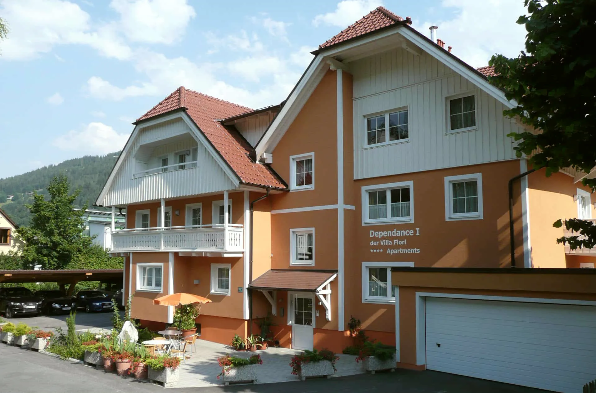 Dependance I der Villa Florl mit Terrasse und Blumen